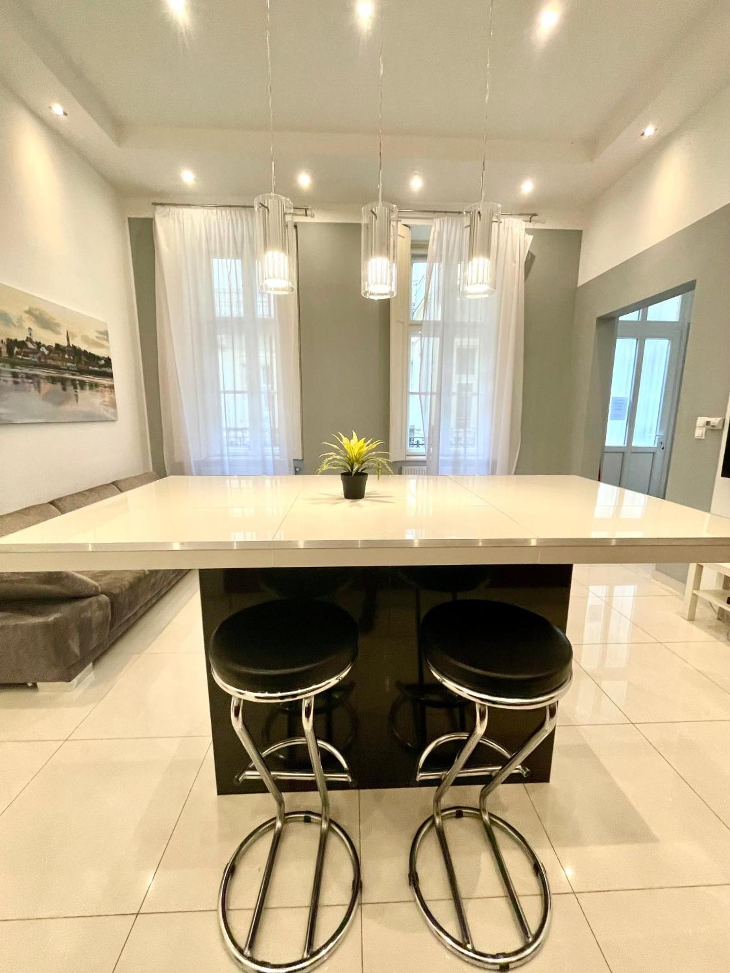 בודפשט Amazing Swedish 3 Rooms Apartment In The City Center מראה חיצוני תמונה