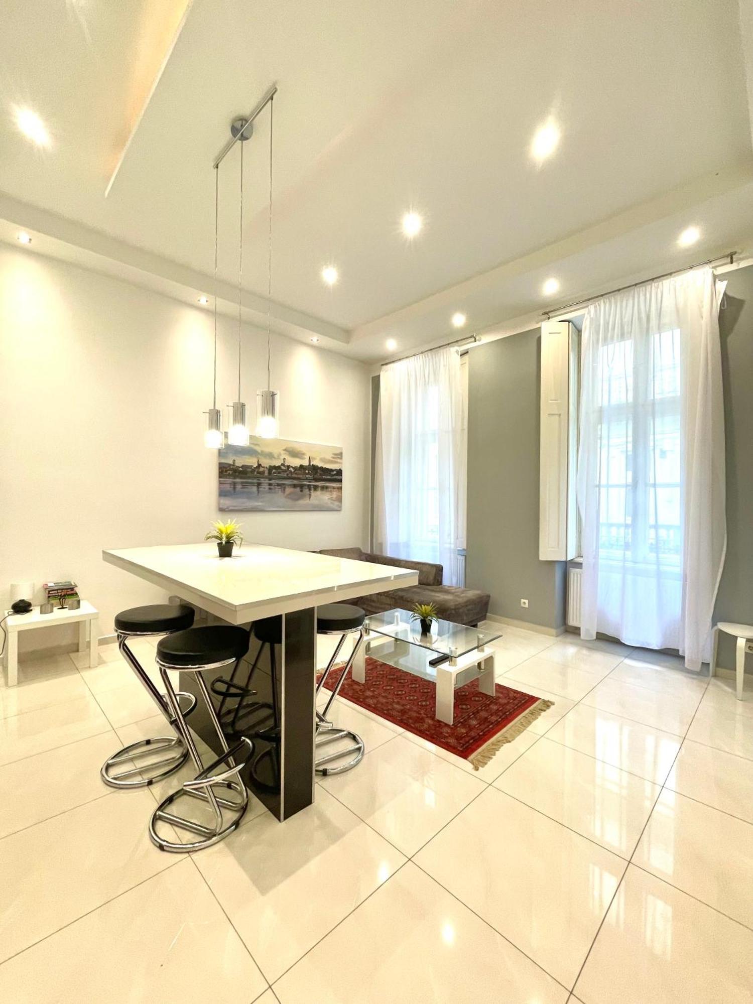 בודפשט Amazing Swedish 3 Rooms Apartment In The City Center מראה חיצוני תמונה